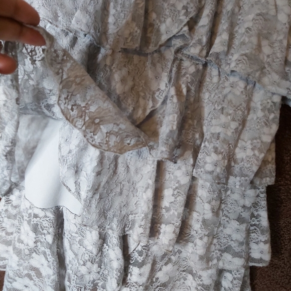 Little lace gray top.. sleeveless and perfect fit for jeans day - Picture 6 of 11